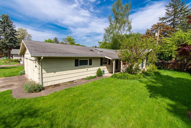 Building Photo - 6970 SW Oakwood Dr