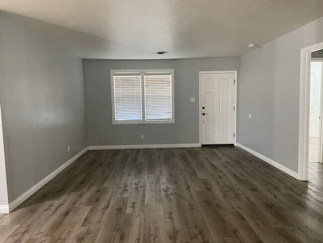 Foto del edificio - NEWLY REMODLED 3 BEDROOM HOUSE IN MARYSVILLE