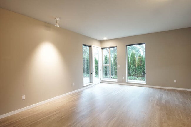 Photo - Stylish Garden Level-1 Bdr  w/ Dishwasher & Laundry in Sellwood! Apartment