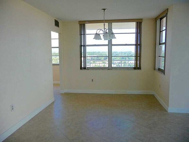 Building Photo - 18011 Biscayne Blvd