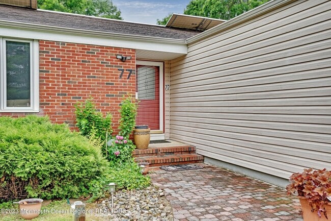 Building Photo - 77 Pinewood Ave