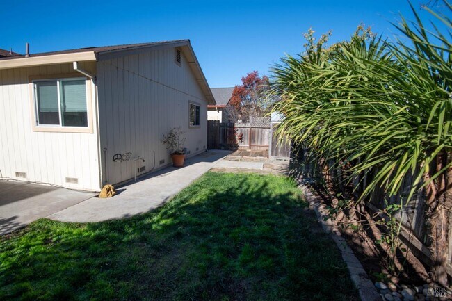 Building Photo - 1110 Albion Pl