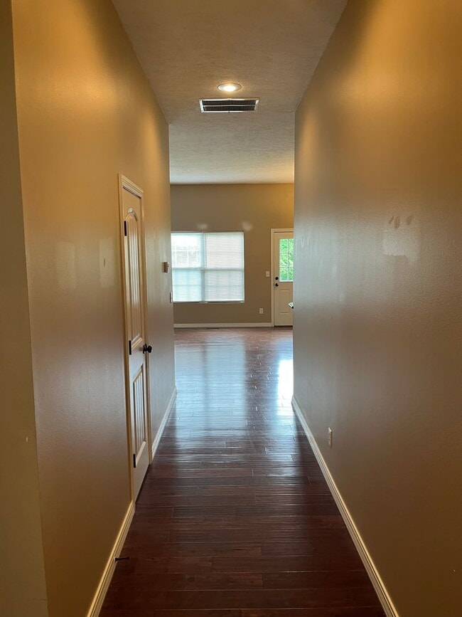 Building Photo - Beautiful 3 bed, 2 bath all-brick home in ...