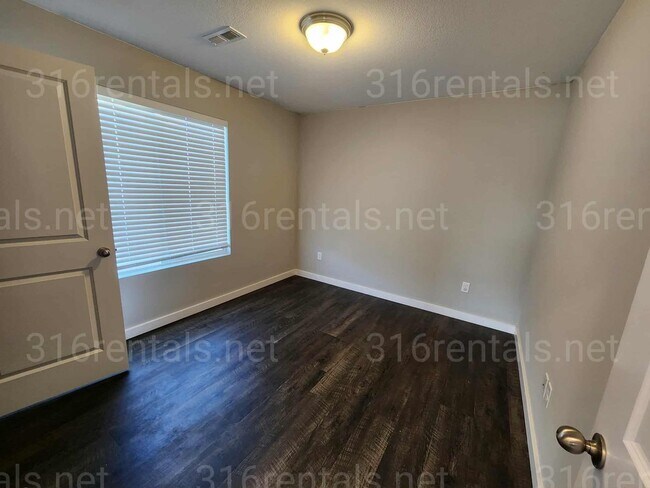 Foto del edificio - 1813 E 69th Ct N