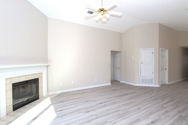 Foto del edificio - Updated 3-Bed, 2-Bath Home in Charter Oaks...