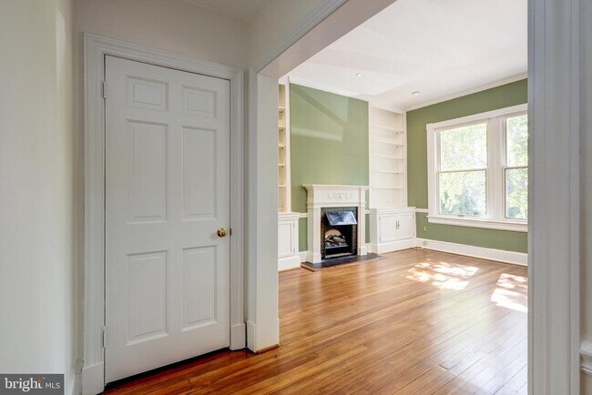 Building Photo - 1613 30th St NW