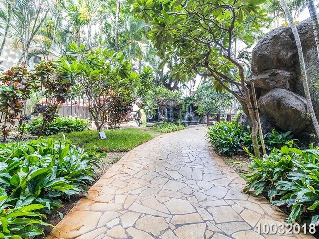 Foto del edificio - IMMACULATE and SPACIOUS (1,122 SQFT) FURNISHED 2BR 2BA 1PKG in Prime West Waikiki Location
