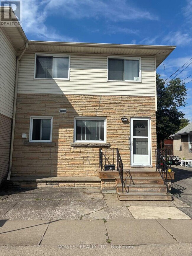 Building Photo - 402-402 Fares St