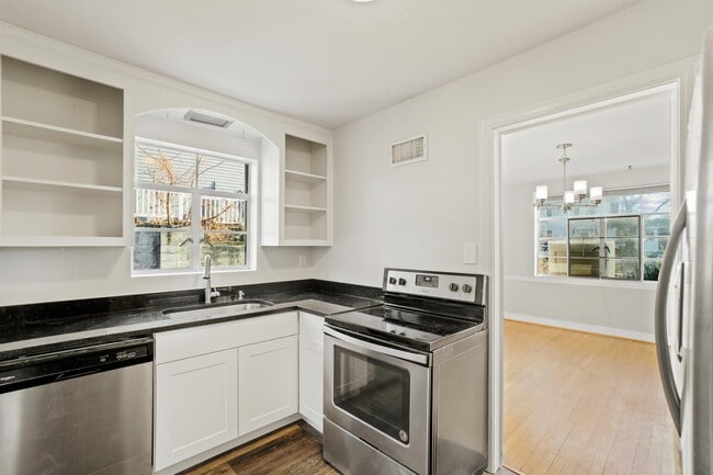 Building Photo - 3100 S Hill St