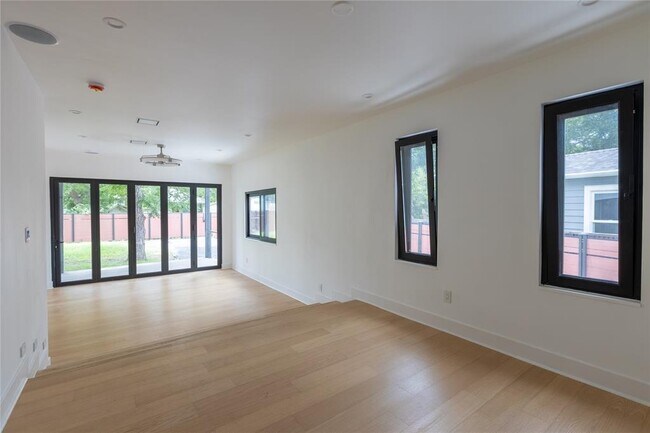 Foto del edificio - 2945 Moss St