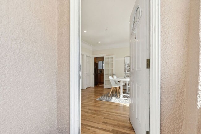 Building Photo - EPIC REA - Great Renovated ( all appliance...