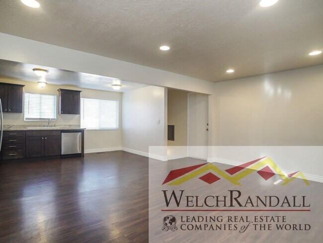 Foto del edificio - Beautifully Updated 4 bed 2 Bath Duplex