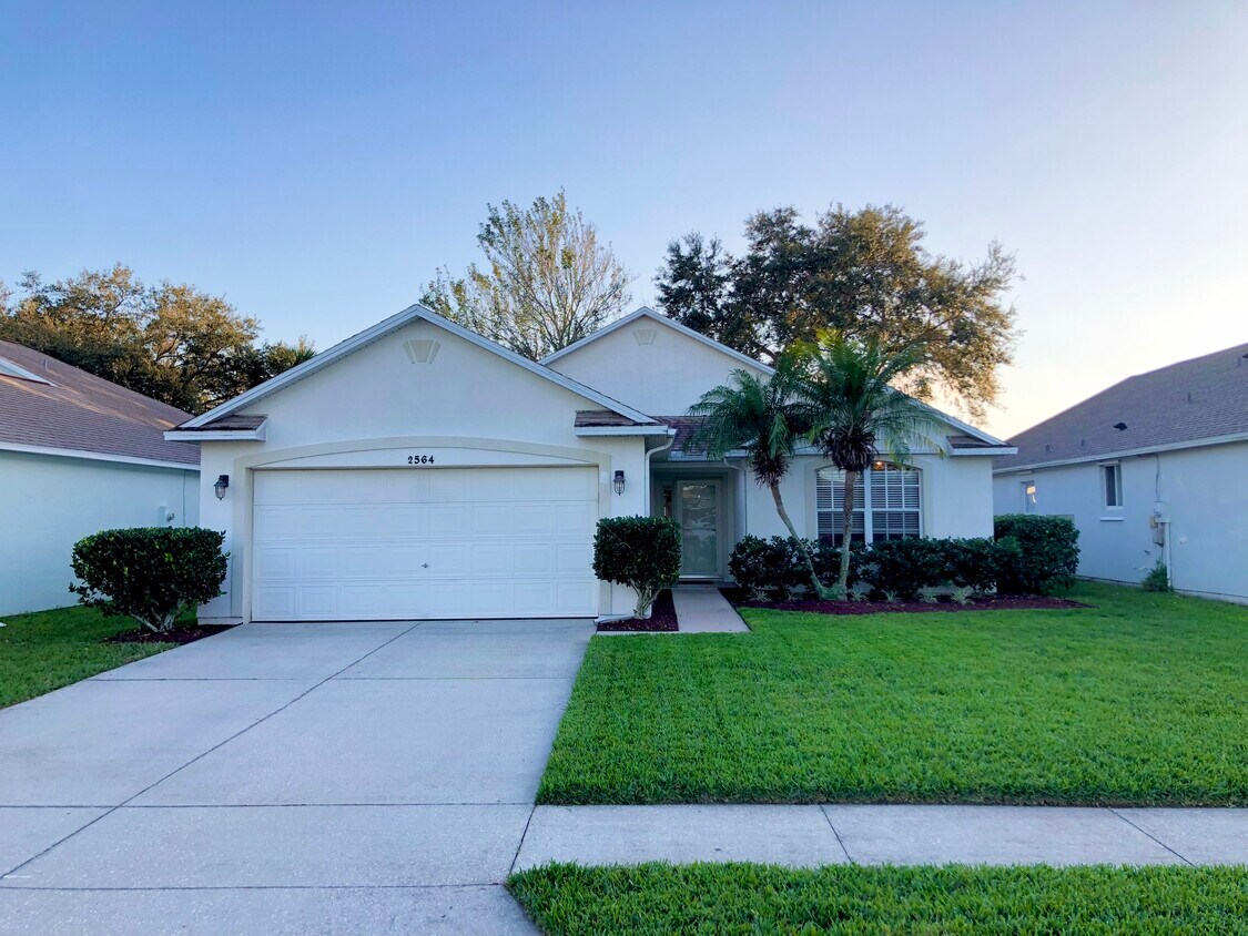 Front - 2564 Ventura Cir