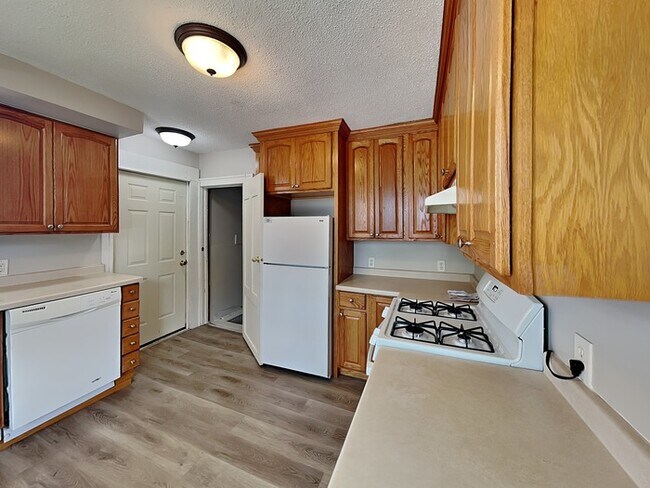 Building Photo - Perfect 2 Bedroom, 1 Bathroom House in Sai...