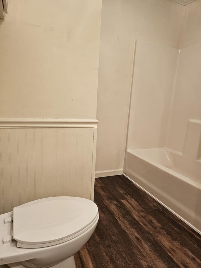 Building Photo - One Bedroom near BGSU Campus