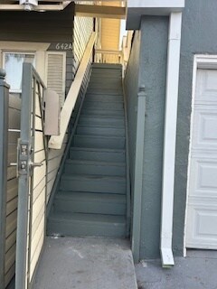 Escalera - 642 E 10th St