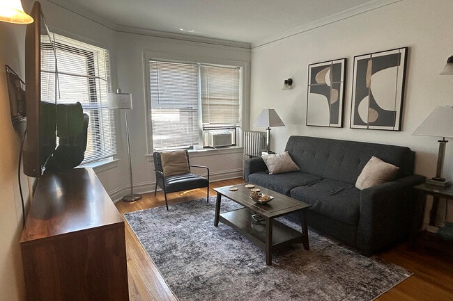 Building Photo - 1915 W Larchmont Ave