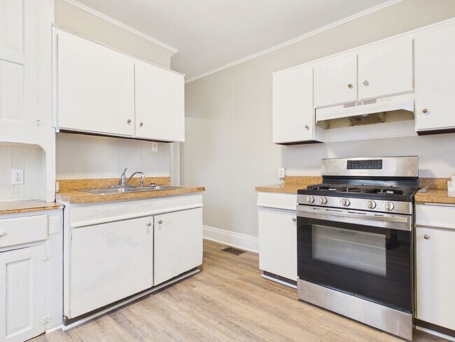 Foto del edificio - 3 Bedroom on Dunkle St.