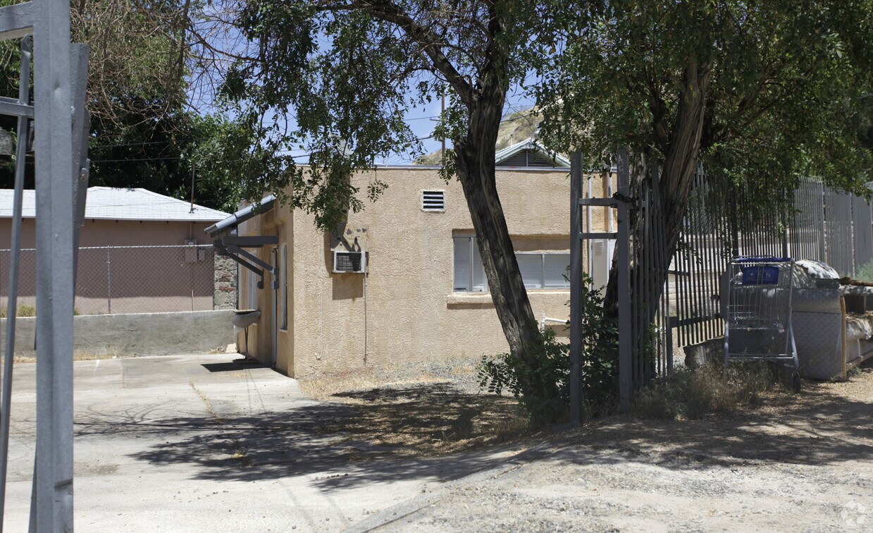 Building Photo - 15405-15415 Hesperia Rd