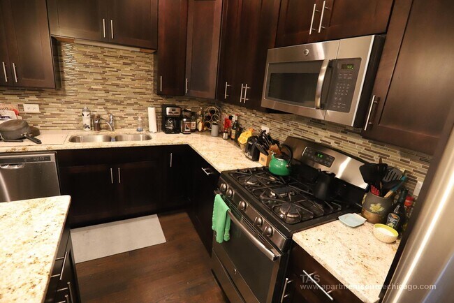 Foto del edificio - 2555 W Logan Blvd