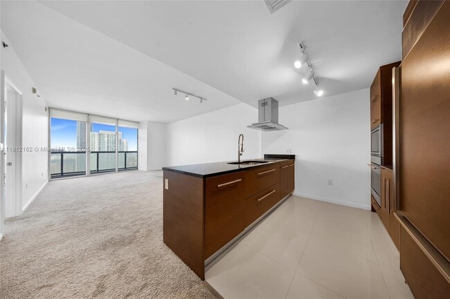 Building Photo - 495 Brickell Ave