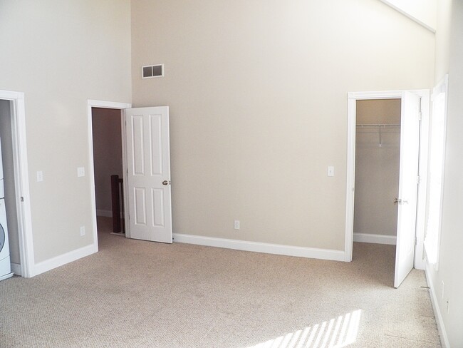 Building Photo - 1190 Forsythe Ave
