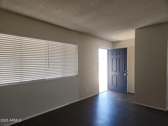 Foto del edificio - 850 W 9th St