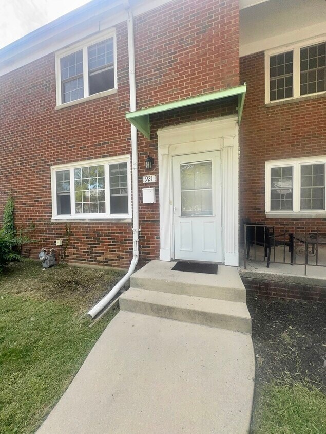 Foto principal - 921 N Prairie Ave