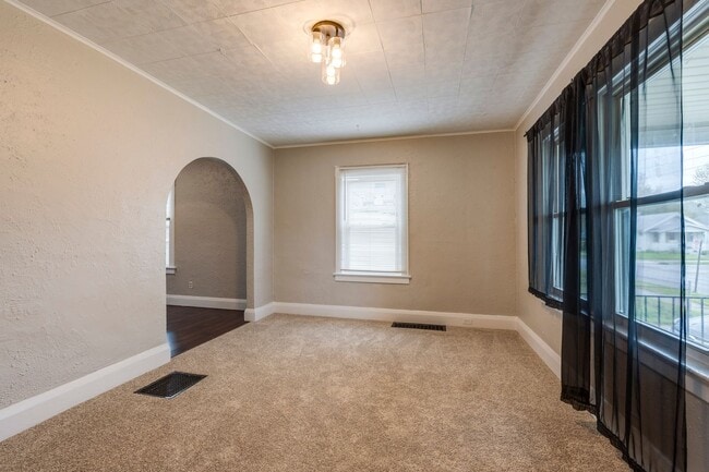 Building Photo - Spacious 3 Bedroom 1 Bath House Located in...