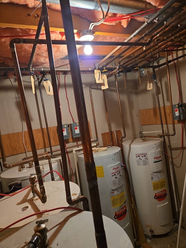 Building Photo - 130-45e 45e Av