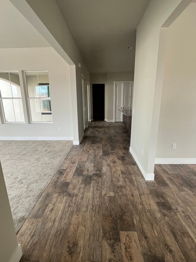 Foto del edificio - Like new 4 bedroom 2.5 bath Home in Desert...
