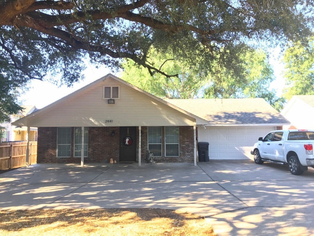 Primary Photo - Spacious 4/4 House with Yard in the Baylor...