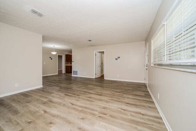 Foto del edificio - 121 Saturn Ln E