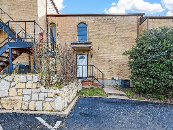 Building Photo - 6024 Westridge Ln