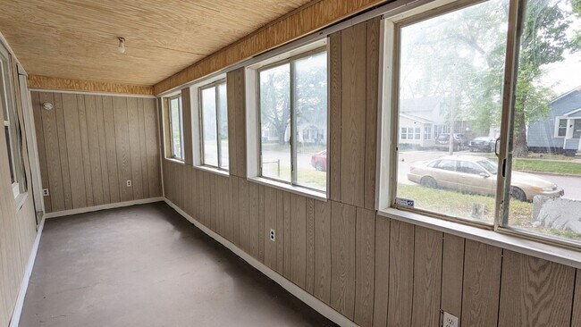 Building Photo - 878 E Forest Ave