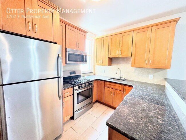 Building Photo - 2BR/1BA Sun-drenched South Philly Apt with...