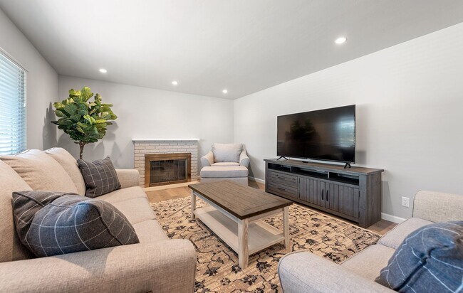 Foto del edificio - Spacious 3 BD / 2 BA Home with Beautifully...