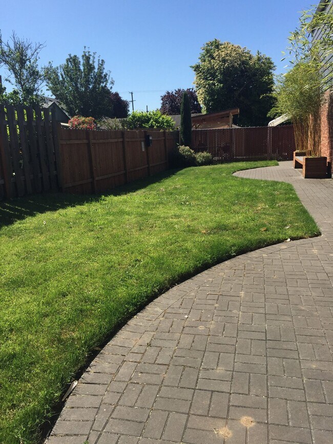 Building Photo - Townhouse style, W/D in unit, hardwoods storage, dog wash station on site, and all dogs welcome!