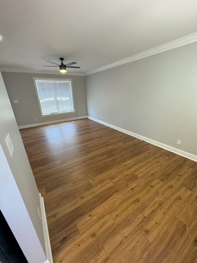 Building Photo - Discover Your Dream Home