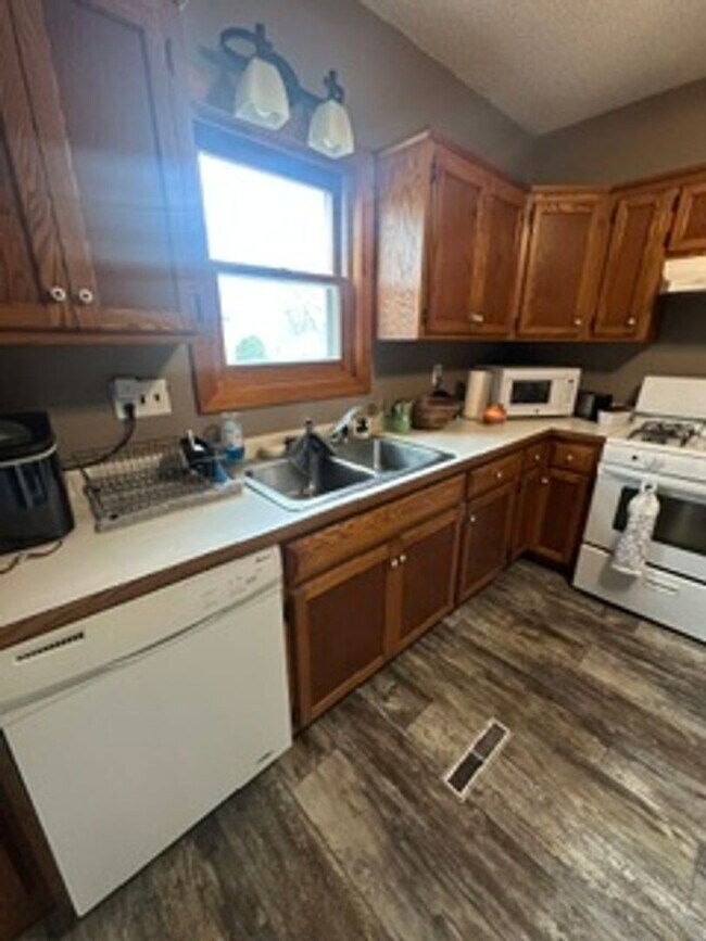 Foto del edificio - 3 Bed Single Family Home - Staples - Detached 3 car garage