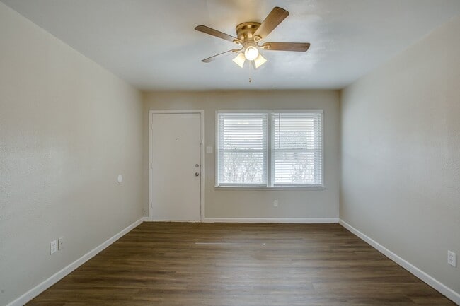 Building Photo - Spacious and Updated! First Month Free!