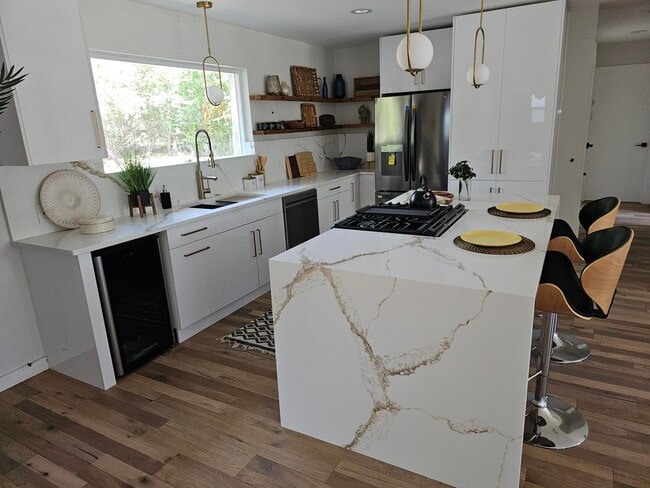 Foto del edificio - 5102 Ravensdale Ln