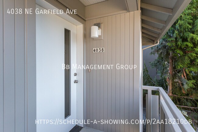 Building Photo - Light & Bright Newer Duplex in Close-in NE...