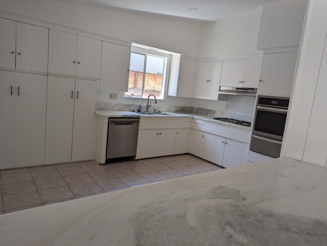 Foto del edificio - 5836 Wish Ave