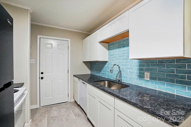 Building Photo - Charming 3BR Duplex in Charlotte