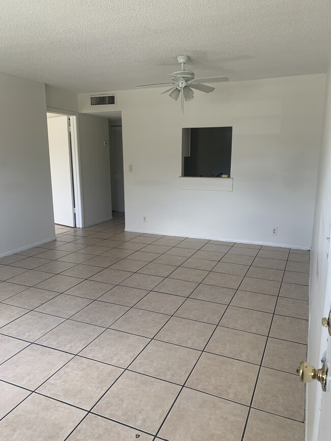 Building Photo - 4280 Woodside Dr