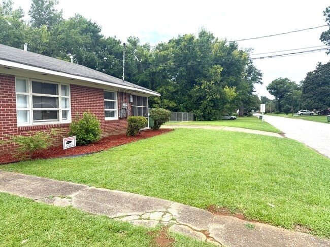 Building Photo - ** 3 Bed 1 Bath Located in Montgomery Heig...