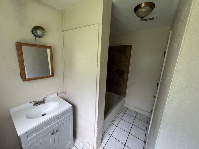 Foto del edificio - HUGE 3BR/1BA Dade City Home w/Large Bedroo...