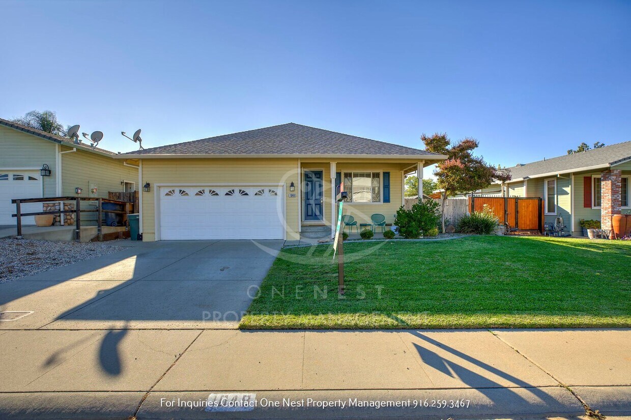 Foto principal - 3 bedroom, 2 bathrooms, 2 car garage