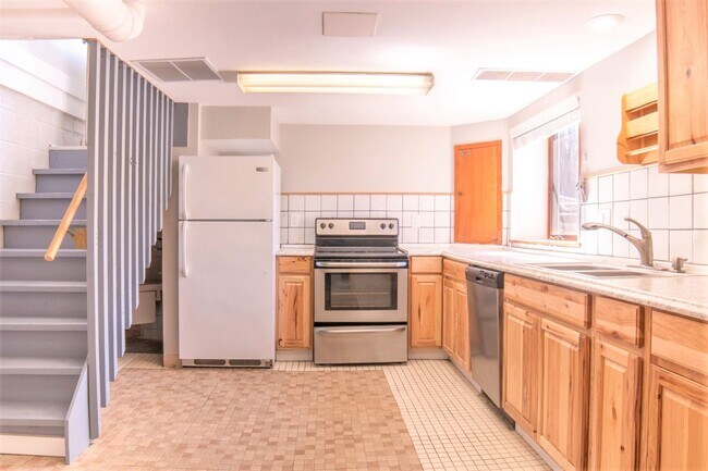 Foto del edificio - Three Bedroom Two Bathroom House For Rent